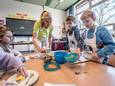 Tv-kok Sandra Ysbrandy helpt Dieuwkje (links) en Hugo (rechts naast haar) bij het bereiden van de gezonde sushicup.