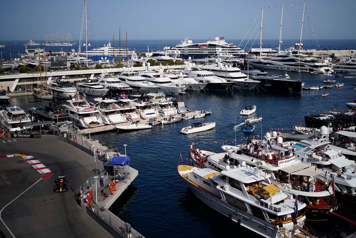 Sergio Pérez onderweg langs de haven in Monaco.