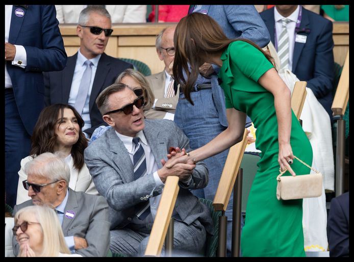 Daniel Craig stond niet recht voor de prinses en bleef zijn zonnebril ophouden tijdens het gesprek.