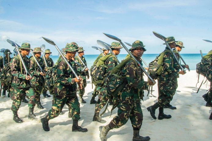 Filipijnse soldaten op het strand van Boracay in mei. 100 militairen werden ingeschakeld om de illegale afvoerbuizen van de lokale resorts te verwijderen.