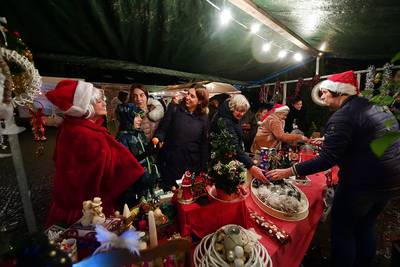 Emmaus Kerstmarkt in Langeweg: ‘Heerlijk om even tussen die spulletjes te snuffelen’