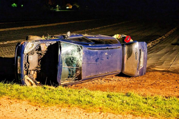 Auto vliegt uit de bocht en slaat over de kop in Ossendrecht.