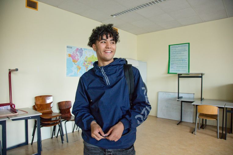 Nabil (16) tijdens zijn eerste dag op de Zomercampus010. Hij komt om scheikunde bij te spijkeren.  Beeld Otto Snoek