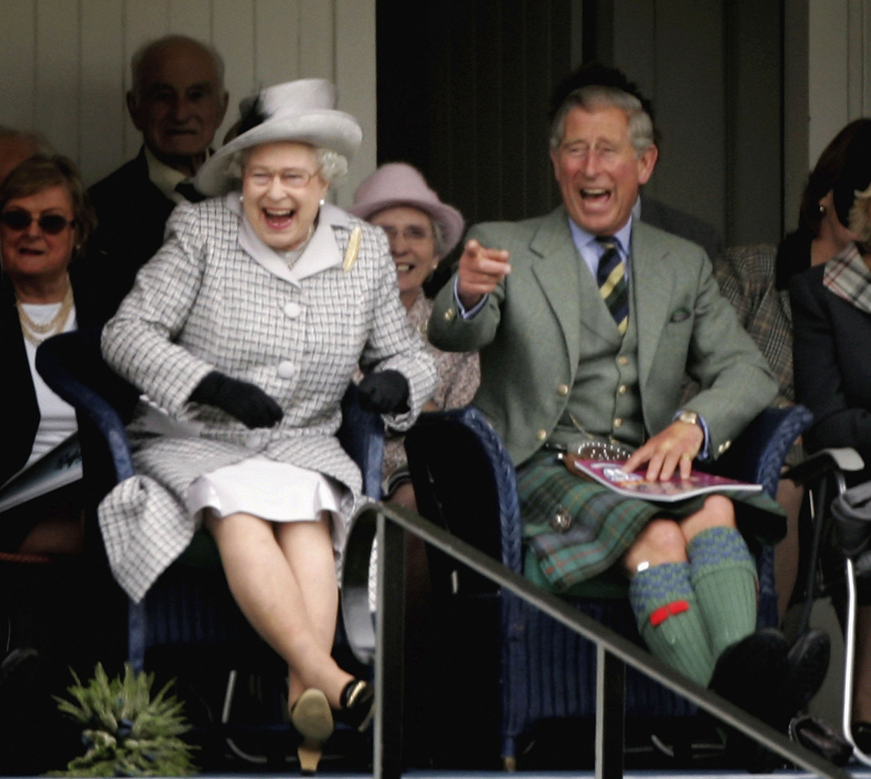 BRAEMAR, UNITED KINGDOM - SEPTEMBER 02: Queen Elizabeth II and  Prince Charles, The Prince of Wales laugh as they watch competitors during the Braemar Gathering at the Princess Royal and Duke of Fife Memorial Park on September 2, 2006 in Braemar, Scotland. Large crowds attend each year to acclaim their monarch and Chieftain of the Braemar Gathering. There have been gatherings of one sort or another at Bremar for the last nine hundred years.  (Photo by Chris Jackson/Getty Images) Beeld Getty Images