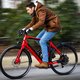 Mateloos populaire e-bikes stuwen de fietsverkoop naar recordhoogte