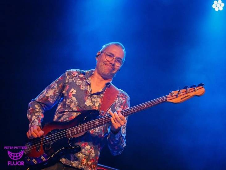 Rots van een bassist Chris Boudewijn (1967-2022) miste nét zijn afscheidsconcert: ‘The show must go on’