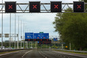 De Nederlandse snelwegen staan vol met zogenoemde matrixborden waarop een rood kruis kan worden afgebeeld, om aan te geven dat de betreffende rijstrook is afgesloten
