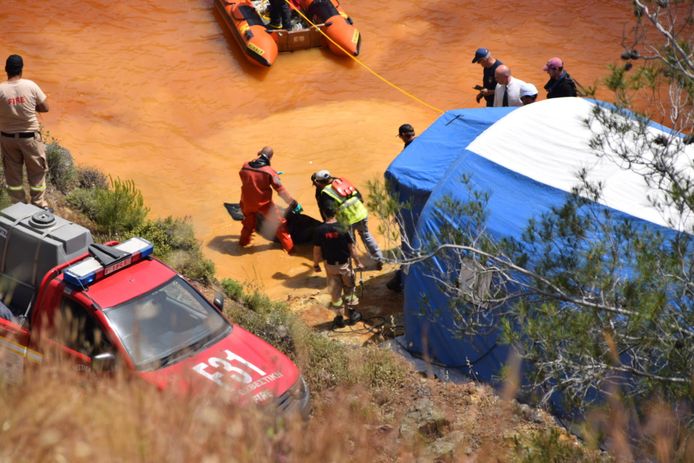 De veiligheidsdiensten haalden zondag een koffer met een lichaam boven uit een meer nabij Mitsero.