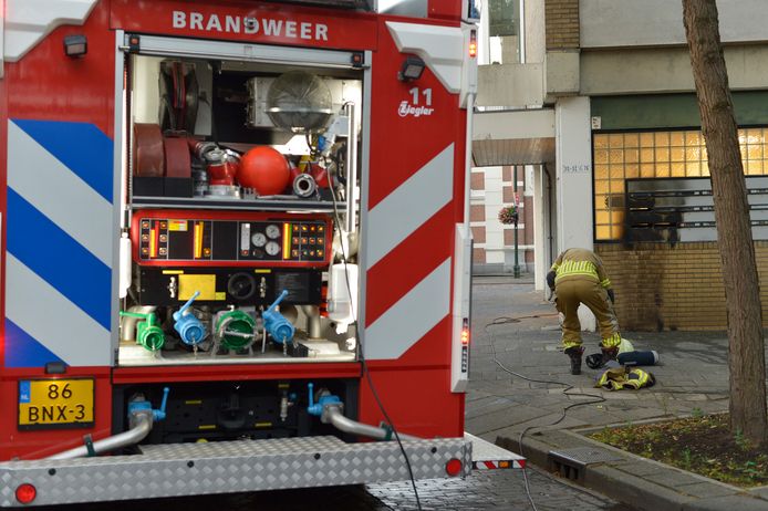 Vertrouwen buitenspiegel Samenpersen Brievenbussen flatgebouw in brand in Breda | 112 & misdaad | bndestem.nl