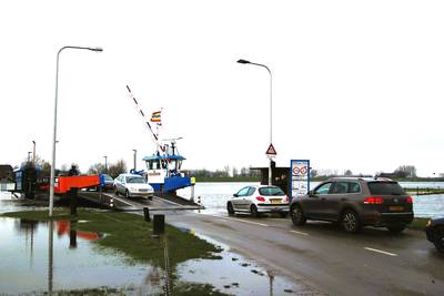 Heen en weer, heen en weer: Wijhese Veer na week hoog water weer open
