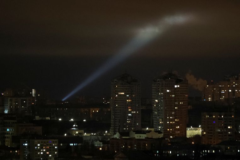 Oekraïne valt Russisch grondgebied aan met drones, maar omgekeerd gebeurt dat ook. Hier een zoeklicht boven Kiev, waar de luchtafweer speurt naar drones tijdens een Russische aanval. Beeld Reuters