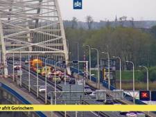 Flinke file op de Merwedebrug richting Breda door ongeval