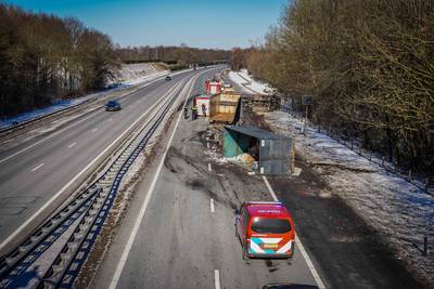 Grote ravage door botsende vrachtwagens op A50 bij Hernen, één vrachtwagen gekanteld: snelweg voorlo
