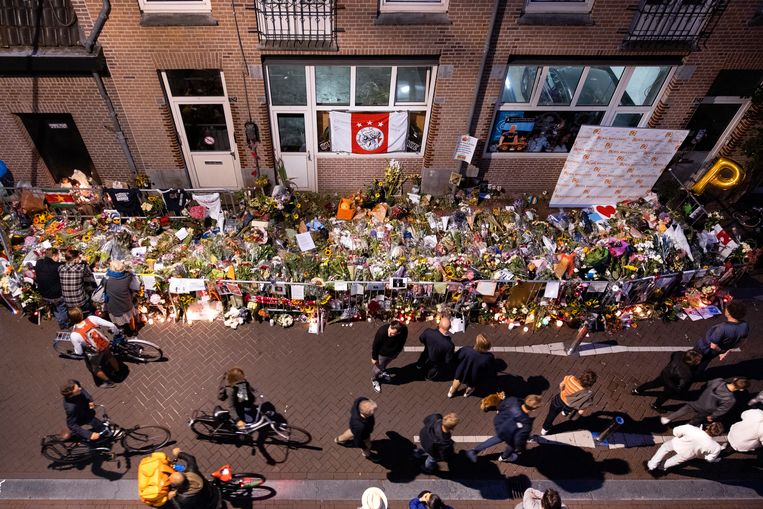 Bloemenzee voor Peter R. de Vries, op de plek waar hij werd neergeschoten in de Lange Leidsedwarsstraat op 6 juli 2021. Beeld Ramon van Flymen/ANP