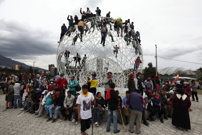 Demonstranten verzamelen zich in El Arbolito Park in Quito.
