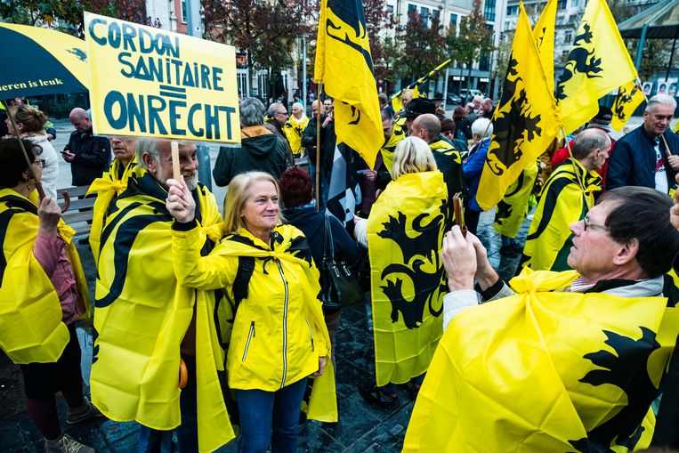 De manifestanten eisen dat de politiek rekening houdt met hun stem bij de jongste verkiezingen. ‘Verbreek nu eindelijk het cordon.’ Beeld Benoit De Freine