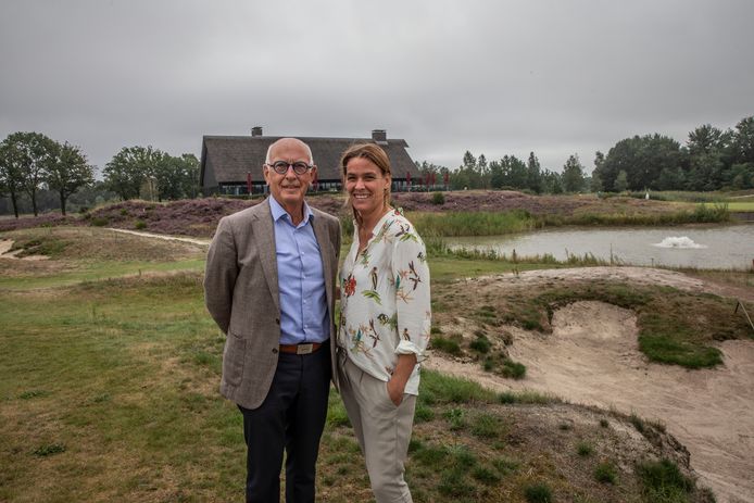 Jan Maasakkers met collega op de golfbaan in Bakel.