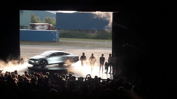 De nieuwste zonne-auto van Lightyear onthuld in Katwijk.