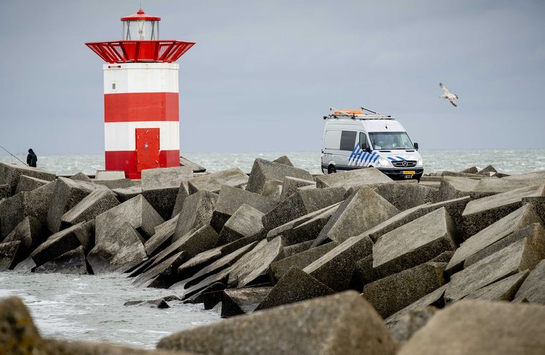 Een busje van de duikploeg van het ministerie van Defensie op het Noordelijk havenhoofd. Beeld ANP