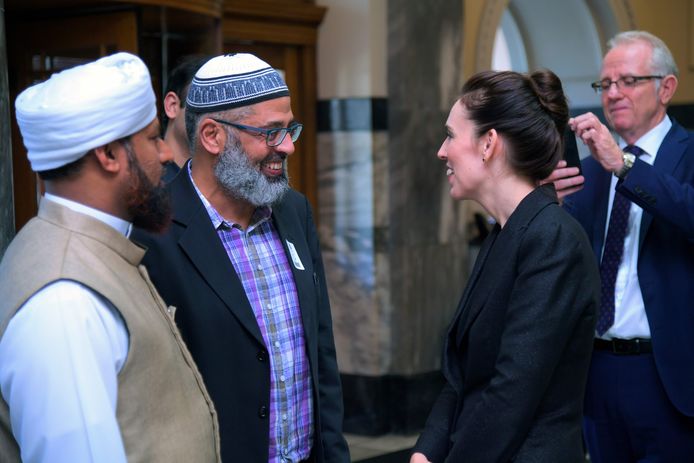 De Nieuw-Zeelandse premier Jacinda Ardern ontmoet moslimleiders in Wellington na te hebben gesproken in het parlement.