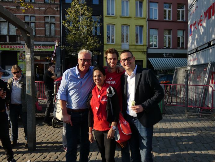 Peter Mertens (lijsttrekker PVDA Antwerpen), Jos D'Haese (zesde plaats), parlementslid Raoul Hedebouw en Shayla Sharmin (zestiende plaats)/