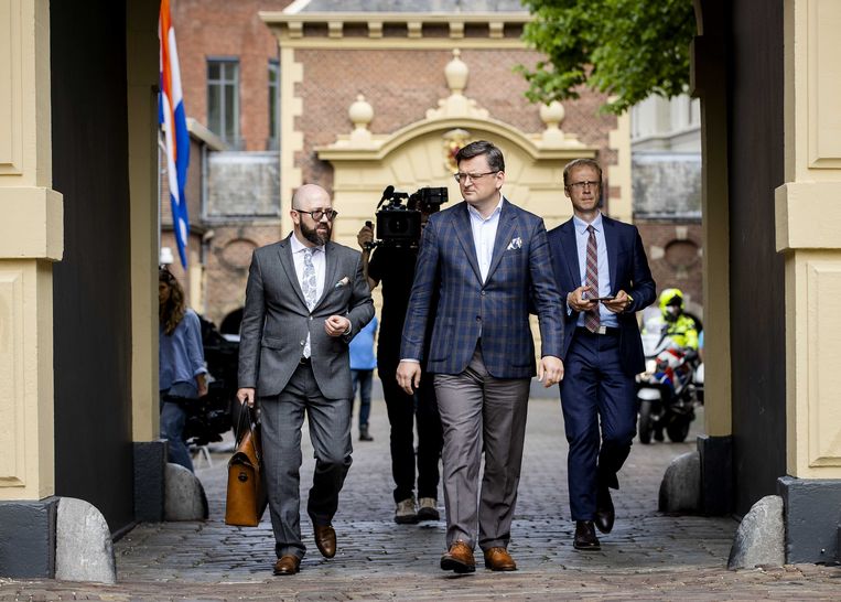De ambassadeur van Oekraine in Nederland, Maksym Kononenko (links) vergezelde de Oekraïense minister van Buitenlandse Zaken, Dmitro Koeleba, op het Binnenhof.  Beeld ANP