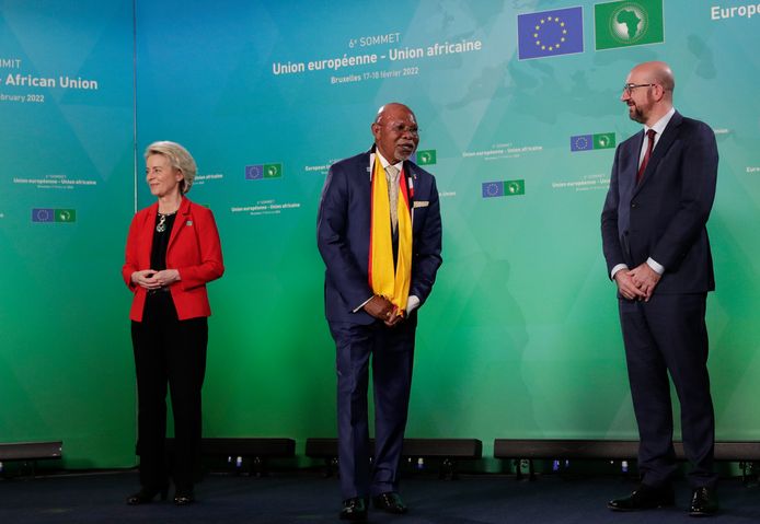 De Oegandese minister van Buitenlandse Zaken Jeje Odongo (M) liep de Europese Commissie-voorzitter (L) straal voorbij zonder haar een hand te geven tijdens de Afrikaans-Europese top in Brussel.