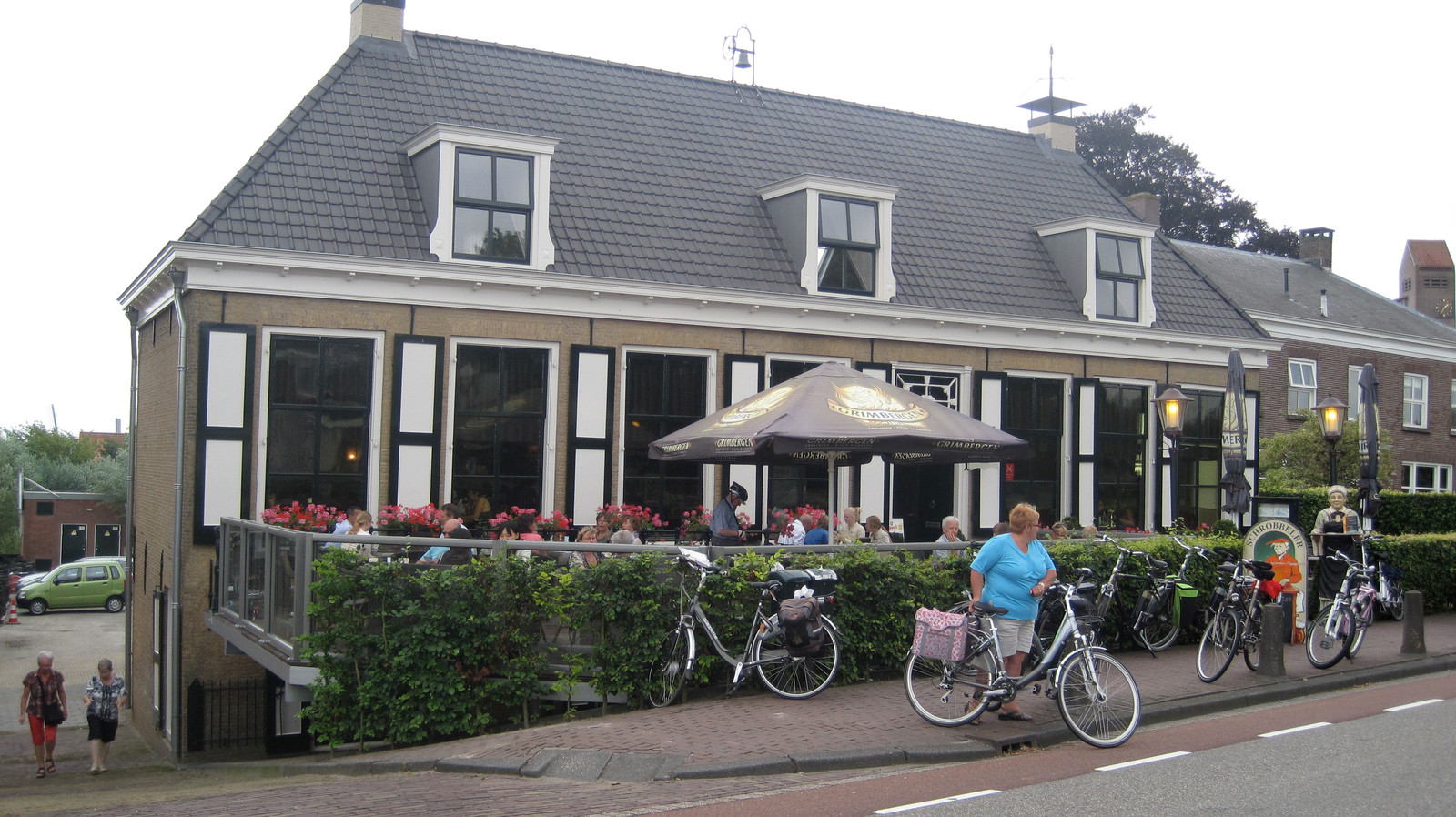 Het pand waarin restaurant Buena Vista in Kinderdijk is gevestigd, is een van de gebouwen die door de gemeente Molenlanden wordt gekocht.