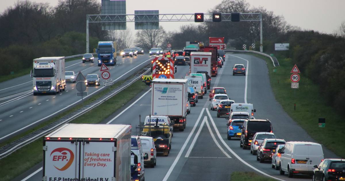 Anderhalf uur vertraging voor verkeer op A28 tussen Zwolle en Amersfoort door ongeluk.