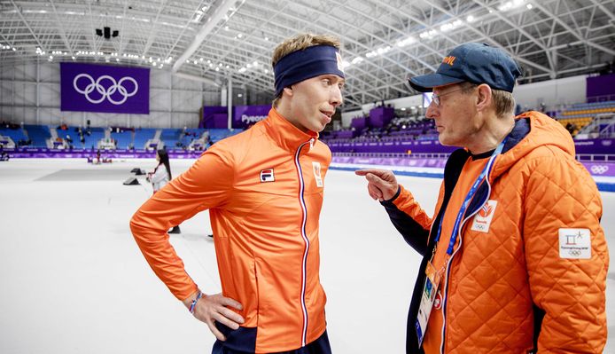 Jillert Anema (R) met Jorrit Bergsma in de Gangneung Oval tijdens de 10000 meter op de Olympische Winterspelen van Pyeongchang.