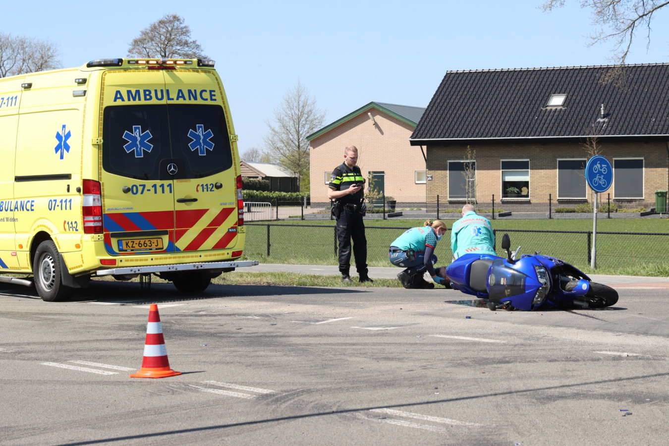 Op de Scherpenzeelseweg raakte een motorrijder gewond bij een botsing met een auto.