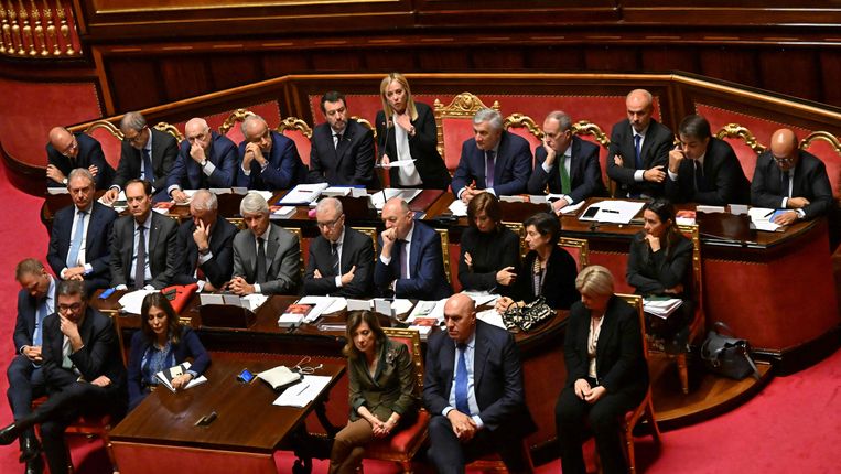 Premier Giorgia Meloni spreekt de Italiaanse Senaat toe, omringd door bewindslieden. (Photo by Alberto PIZZOLI / AFP) Beeld AFP