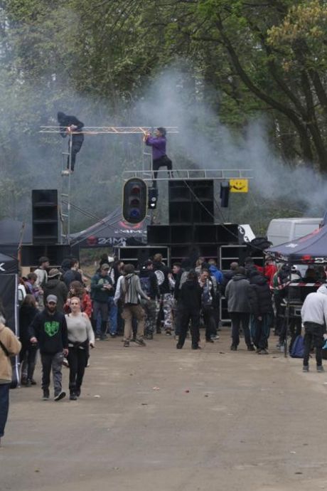 Nederlander neemt zoontje (9) mee naar illegale raveparty: ‘2 uur rondgehangen én drugs gekocht’