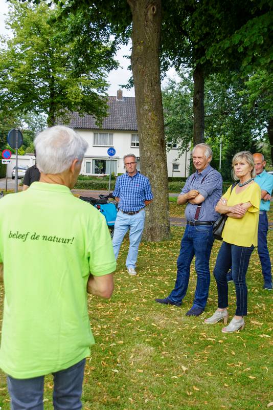 Bewoners van de Boerhaavelaan zijn niet blij dat er bomen weg moeten uit hun straat, Anne Regts van het IVN (op de rug gezien) ook niet maar hij kan het wel uitleggen.