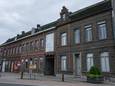 De gemeente kocht in 2016 de woning met achterliggende loods naast het Sociaal Huis. De werken om die woning te verbouwen startten in augustus 2021.
