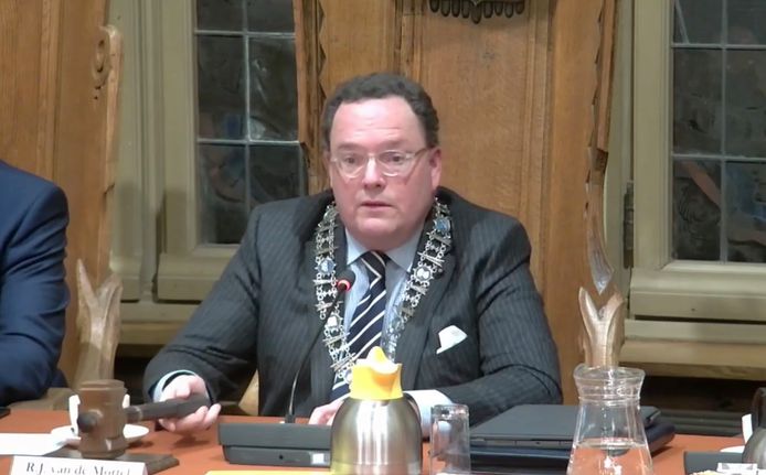 Burgemeester Roderick van de Mortel tijdens de recente gemeenteraad waarbij wethouder Fons Potters aftrad en D66 uit de coalitie stapte.