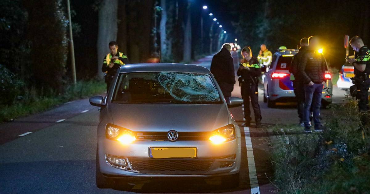 Hardlopende militair aangereden door collega in auto voor ingang van kazerne