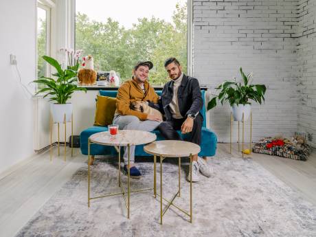 Manuel en Roberto wonen sinds kort samen in Nederland: ‘Alles kost hier veel geld’