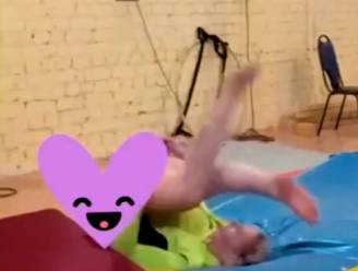 Turnster plots met billen bloot tijdens training