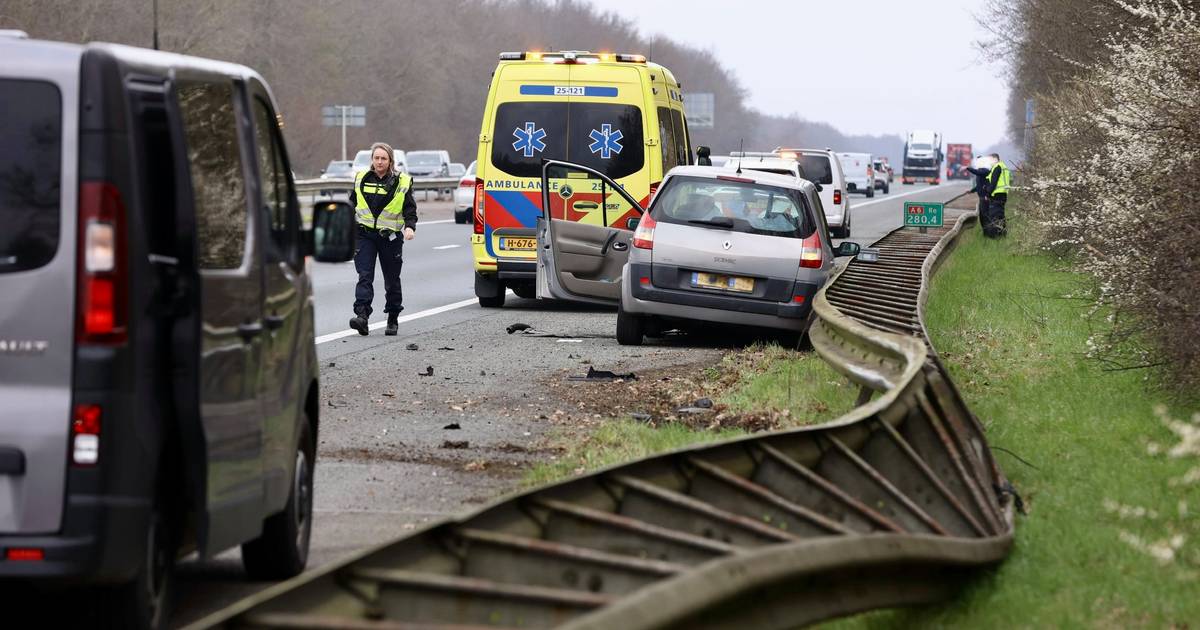 Twee auto’s in botsing op A6 bij Emmeloord: lange file richting het noorden.