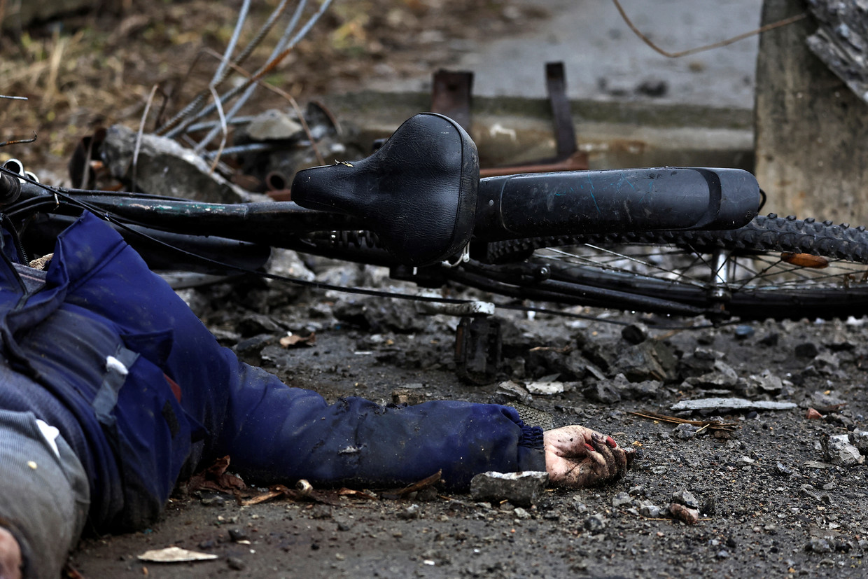 Het lichaam van een vrouw naast een fiets in Boetsja.  Beeld Zohra Bensemra / Reuters 
