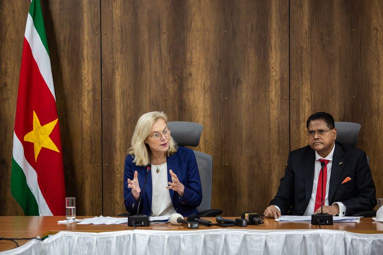 Vicepremier Sigrid Kaag vorige week tijdens haar bezoek aan Suriname, naast president Chan Santokhi.  Beeld julius schrank