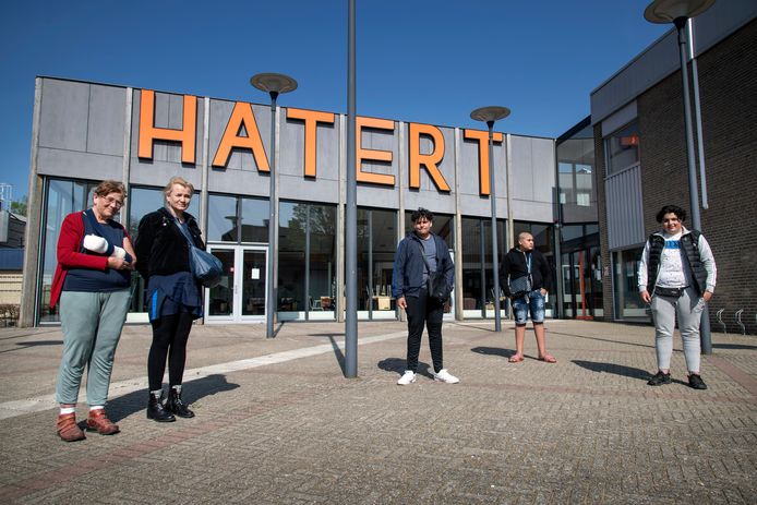 mevrouw Riet van Kuil (geheel links op de foto) werd op Tweede Paasdag in het bijzijn van haar dochter Inge overvallen in Hatert. Een aantal jongens uit de wijk, waaronder Joey, Sjamseddine en Ismael (vlnr) ging achter de overvaller aan en wisten hem te pakken.