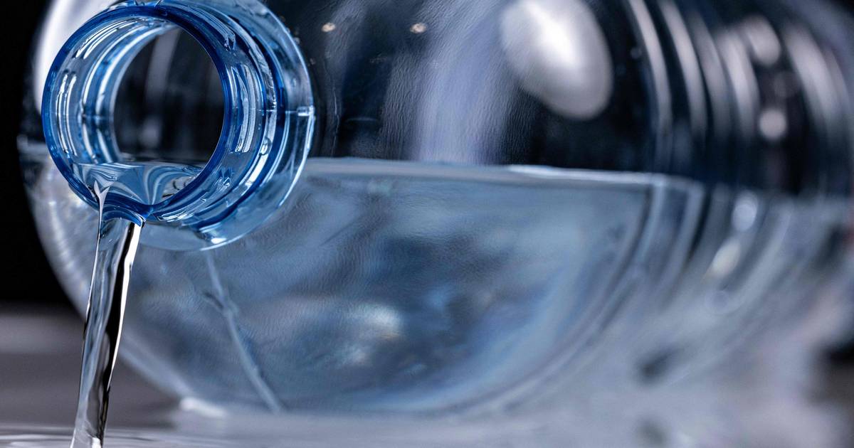 Bottled water contains hundreds of thousands of tiny plastic particles: 'far more than previous studies have observed' |  Instagram VTM News