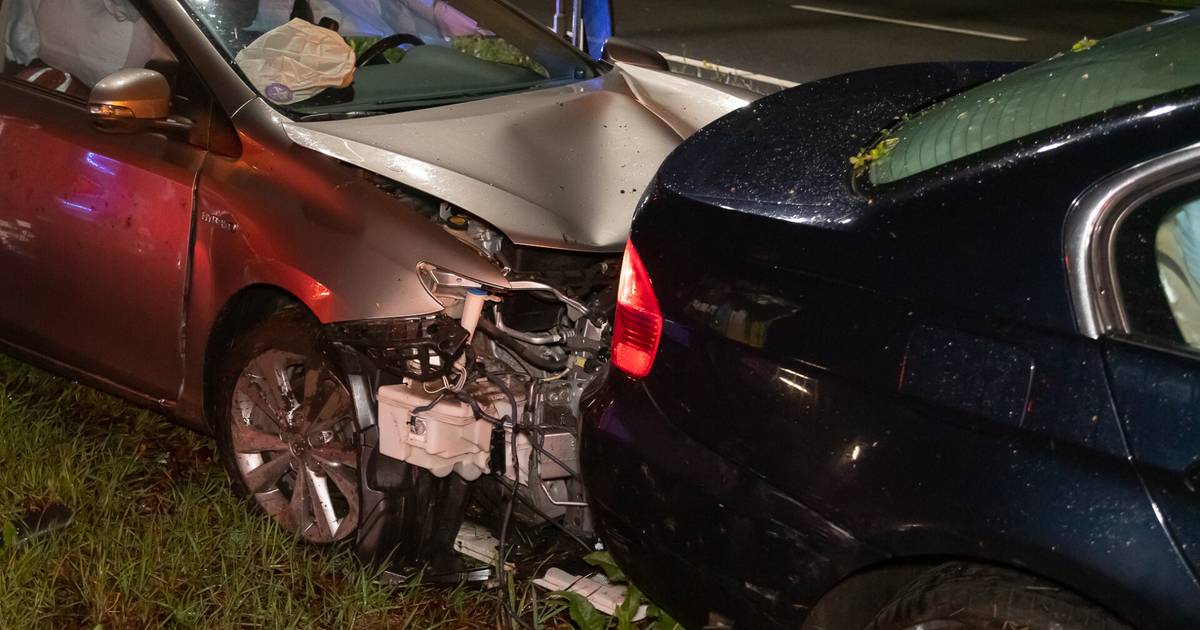 Kop-staart botsing tussen twee dure wagens zorgt voor flinke file op N370 in Groningen, bestuurder gewond naar het ziekenhuis.