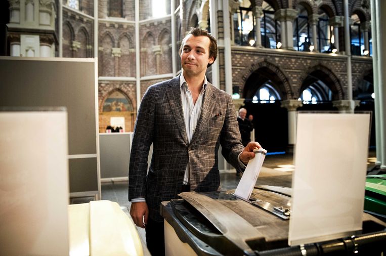 Forum voor Democatie-leider Thierry Baudet brengt zijn stem uit voor de gemeenteraadsverkiezingen en het raadgevend referendum voor de inlichtingenwet, vorig jaar maart. Beeld ANP