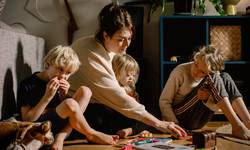 Hop, hop, hop, het huis staat op z'n kop: opruimcoach Tina Favache legt uit hoe je je kinderen leert opruimen