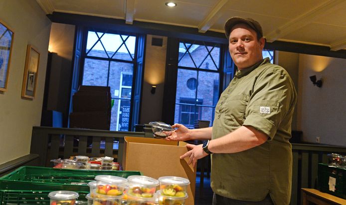 De Stadsgracht kan ook dit jaar geen gasten ontvangen met kerst en komt daarom met kerstboxen zodat mensen thuis kunnen genieten van hun gerechten. Chef Robbert stelt de boxen samen.