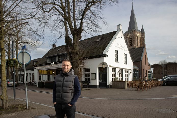 Jip van Odenhoven poseert voor café-restaurant De Zwaan in Son, waarvan hij sinds kort de nieuwe eigenaar is.