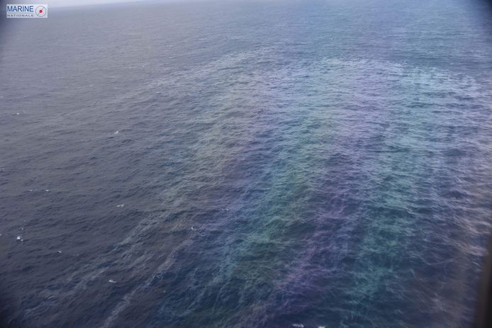 De Franse marine maakte gisteren deze foto van de olievlek.